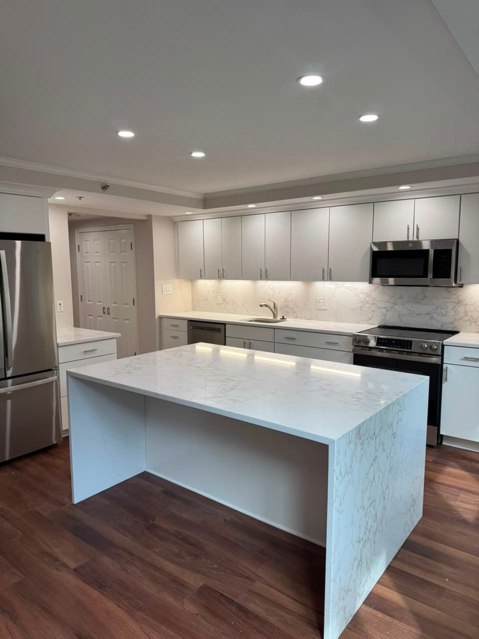 Finished white kitchen — finish detail